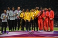 ロンドン五輪は11日、オリンピックスタジアム（Olympic Stadium）で陸上男子4×100メートルリレー決勝が行われ、ジャマイカが世界新記録の36秒84で金メダルを獲得した。

表彰式に臨む（左から）銀メダルの米国、金メダルのジャマイカ、銅メダルのトリニダードトバゴ（2012年8月11日撮影）。(c)AFP/JOHANNES EISELE