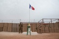 マリ中部トンブクトゥで、マリ軍への基地移管式典を前に警備するマリとフランスの兵士（2021年12月14日撮影、資料写真）。(c)FLORENT VERGNES / AFP