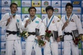 第33回世界柔道選手権、男子60キロ級。表彰式に臨む（左から）銀メダリストのルスタム・イブラエフ、優勝したエルドス・スメトフ、銅メダリストの志々目徹とキム・ウォンジン（2015年8月24日撮影）。(c)AFP/JACK GUEZ