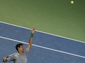 ドバイ・テニス選手権（Dubai Duty Free Tennis Championships 2014）、男子シングルス準決勝。サーブトスを上げるノバク・ジョコビッチ（Novak Djokovic、2014年2月28日撮影）。(c)AFP/KARIM SAHIB