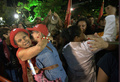 ベネズエラの首都カラカス（Caracas）で、ニコラス・マドゥロ（Nicolas Maduro）副大統領が行ったウゴ・チャベス（Hugo Chavez）大統領のがん手術成功の発表に喜ぶ人々（2012年12月11日撮影）。(c)AFP/JUAN BARRETO