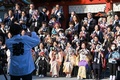 東京都内の神田明神で行われた「アイボの七五三」で自身のアイボを手にして記念撮影に臨む参加者（2021年11月12日撮影）。(c)Kazuhiro NOGI / AFP