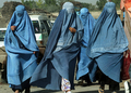 2007年8月4日、ガズニ（Ghazni）州で、市場に向かうブルカ姿の女性たち。(c)AFP/Shah Marai