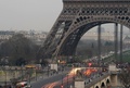 仏パリのエッフェル塔（Eiffel Tower）近くを走行する多くの自動車（2014年3月13日撮影）。(c)AFP/PIERRE ANDRIEU