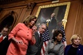 米首都ワシントンで、ドナルド・トランプ大統領の弾劾訴追決議の署名に向かうナンシー・ペロシ下院議長（2020年1月15日撮影）。(c)Brendan Smialowski / AFP