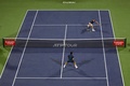テニス、ドバイ・テニス選手権、男子シングルス決勝。試合に臨むロジャー・フェデラー（下）とステファノス・チチパス（2019年3月2日撮影）。(c)KARIM SAHIB / AFP