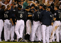 09MLB、シアトル・マリナーズ（%%Seattle Mariners%%）のイチロー（%%Ichiro Suzuki%%）は18日、ニューヨーク・ヤンキース（%%New York Yankees%%）戦に1番・右翼で先発出場し、9回に逆転サヨナラ2点本塁打を放つなど5打数4安打2打点を記録した。試合はマリナーズが3-2でサヨナラ勝ちを収めた。写真はサヨナラ2点本塁打を放ち、チームメイトに祝福されるマリナーズのイチロー。（2009年9月18日撮影）(c)AFP/Getty Images/Otto Greule Jr