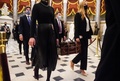 米首都の議事堂で選挙人団の投票箱を運ぶ上院議員奉仕係（2021年1月7日撮影）。(c) AFP / Olivier Douliery