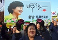 韓国ソウルのソウル駅で行われた朴槿恵（パク・クネ）大統領支持派のデモの様子（2016年11月19日撮影）。(c)AFP/JUNG Yeon-Je