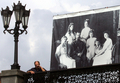 ロシアのエカテリンブルク（Yekaterinburg）にあるロマノフ（Romanov）王朝最後の皇帝ニコライ2世（Nicholas II）とその家族が銃殺された場所に貼られたポスター（2008年7月16日撮影）。(c)AFP/DMITRY KOSTYUKOV