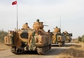シリア北部マンビジ北郊の町を装甲車で移動するトルコ軍兵士（2019年10月14日撮影）。 (c)Aref TAMMAWI / AFP