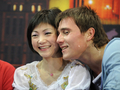 フィギュアスケート09欧州選手権（%%ISU European Figure Skating Championships 2009%%）ペア・フリースケーティング（FS）で2位につけ、総合2位に入り喜ぶロシアの川口悠子（%%Yuko Kawaguchi%%、左）とアレクサンドル・スミルノフ（%%Alexander Smirnov%%）。（2009年1月21日撮影）(c)AFP/OLIVIER MORIN