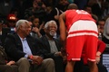 NBAオールスターゲーム2016。試合前にロサンゼルス・レイカーズのコービー・ブライアントと言葉を交わす元NBAの名選手ビル・ラッセル氏（2016年2月14日撮影）。(c)AFP/Getty Images/Elsa