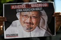 トルコ・イスタンブールのサウジアラビア領事館前で、ジャマル・カショギ氏殺害から2年の節目に合わせ、同氏の友人らが手にした写真（2020年10月2日撮影、資料写真）。(c)Ozan KOSE / AFP