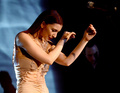 米・カリフォルニア（California）州のハリウッド・フォーエバー墓地（Hollywood Forever Cemetery）で歌手クリスタ・ベル（Chrysta Bell）がパフォーマンスを披露した（2013年5月12日撮影）。(c)AFP/Getty Images/Kevin Winter