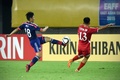 サッカー東アジアカップ、北朝鮮対日本。北朝鮮のシム・ヒョンジン（右）とボールを競る武藤雄樹（2015年8月2日撮影）。(c)AFP/WANG ZHAO