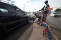 レソト・マセル（Maseru）の路上で旗を売る少年たち（2010年5月27日撮影）。(c)AFP/PABALLO THEKISO