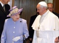 バチカンを訪問し、ローマ・カトリック教会のフランシスコ（Francis）法王（右）と会談するエリザベス英女王（Queen Elizabeth II、2014年4月3日撮影）。(c)AFP/STEFANO RELLANDINI