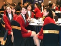 韓国・麟蹄での夕食会に赤いジャケット姿で出席した北朝鮮の応援団員ら（2018年2月7日撮影）。(c)AFP PHOTO / South Korean Unification Ministry 