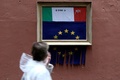 イタリアの首都ローマの街角に設置された、裁断された欧州旗で覆われるイタリア国旗のストリートアート。ストリートアーティストのMaupal氏がバンクシーに触発されて制作した作品で、イタリア語で「イエス」を意味する「si」にかけて「Bank-si」と書かれている（2018年10月11日撮影）。(c)Filippo MONTEFORTE / AFP
