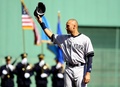 14MLB、ボストン・レッドソックス（Boston Red Sox）対ニューヨーク・ヤンキース（New York Yankees）。試合前のセレモニーで歓声に応えるニューヨーク・ヤンキースのデレク・ジーター（Derek Jeter、2014年9月28日撮影）。(c)AFP/Getty Images/Al Bello