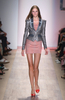 ニューヨーク市内で発表されたエルベ・レジェ バイ マックスアズリア（Herve Leger By Max Azria）の09年春夏コレクション（2008年9月7日撮影）。(c)AFP/Getty Images/Scott Gries