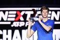 男子テニス、ネクストジェネレーション・ATPファイナルズ決勝。トロフィーを手にポーズをとるヤニック・シナー（2019年11月9日撮影）。(c)Marco Bertorello / AFP