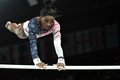 パリ五輪、体操女子団体決勝。段違い平行棒の演技に臨む米国のシモーネ・バイルス（2024年7月30日撮影）。(c)Lionel BONAVENTURE/ AFP