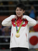 リオデジャネイロ五輪、体操男子個人総合決勝。表彰式で金メダルを首にかける内村航平（2016年8月10日撮影）。(c)AFP/Thomas COEX