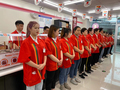 湖南省初のセブンイレブンで整列するスタッフ（2020年5月30日撮影）。(c)Xinhua News