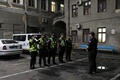 ウクライナ南部オデーサで、夜間巡回を前に打ち合わせをする警官（2023年5月25日撮影）。(c)Oleksandr GIMANOV / AFP