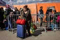ポーランド南東部メディカでバスを待つウクライナ難民（2022年4月8日撮影）。(c)Wojtek RADWANSKI / AFP