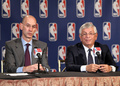 会見に臨む米プロバスケットボール協会（NBA）のアダム・シルバー（Adam Silver）副コミッショナー（左）とデビッド・スターン（David Stern）コミッショナー（2012年10月25日撮影）。(c)AFP/Getty Images/Alex Trautwig