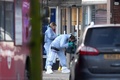 英ロンドン南部のストリーサム・ハイロードで、襲撃事件の捜査を行う警察官ら（2020年2月3日撮影）。(c)AFP/DANIEL LEAL-OLIVAS 
