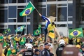 ブラジルの首都ブラジリアの大統領府の敷地に侵入したジャイル・ボルソナロ前大統領支持者（2023年1月8日撮影）。(c)Sergio Lima / AFP