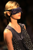 ブラジル・サンパウロで開催中のサンパウロ ファッションウィーク（Sao Paulo Fashion Week）で発表されたヘルコビッチ・ アレキサンドレ（HERCHCOVITCH;ALEXANDRE）09/10秋冬コレクション（2009年1月19日撮影）。（c）AFP/Nelson Almeida