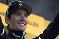 2011ツール・ド・フランス（2011 Tour de France）、第18ステージ（ピネローロからガリビエ峠、200.5キロメートル）。ステージ優勝を飾り、表彰式で歓喜するレオパード・トレック（Leopard Trek）のアンディ・シュレク（Andy Schleck、2011年7月21日撮影）。(c)AFP/JOEL SAGET