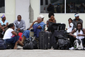 ハイチ・ポルトープランス（Port-au-Prince）のトゥーサン・ルーべルチュール国際空港（Toussaint Louverture International Airport）で、航空機を使って避難しようとする人びと（2010年1月19日撮影）。(c)AFP/ADRIANO MACHADO