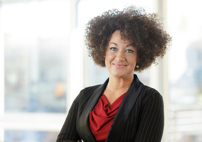 白人疑惑の米運動家、黒人協会幹部を辞任