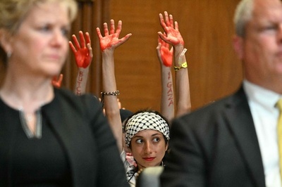 【今日の1枚】赤い手で議会に圧力 米