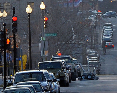 日本刀と散弾銃、武装男を逮捕　議会開会中のワシントンDC