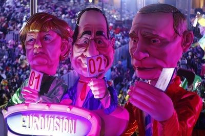 「ニース・カーニバル」開催、著名人がモチーフの山車ずらり