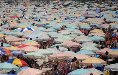 猛暑ブラジル、イパネマ・ビーチに人の波