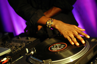 DJが袋叩きに、遊牧民の結婚式にペット・ショップ・ボーイズは禁物