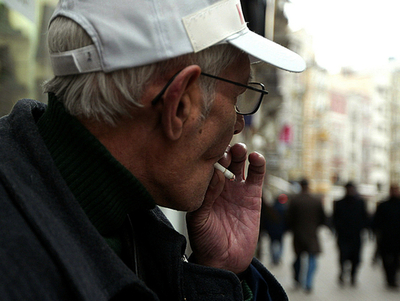 トルコでもカフェなど禁煙へ、大統領が法案承認