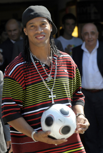 ロナウジーニョ 「やっとミランに来れて嬉しい」