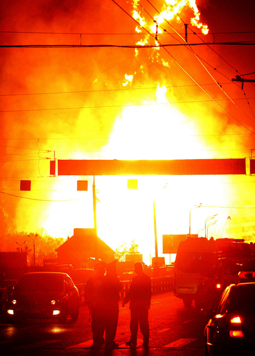 モスクワで天然ガスのパイプライン爆発、巨大な火柱