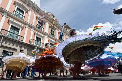 【今日の1枚】回って広がるドレスの裾、ボリビアの舞踊「モレナダ」