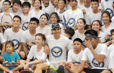 IPTL出場のナダル、フィリピンの子どもにテニス指導