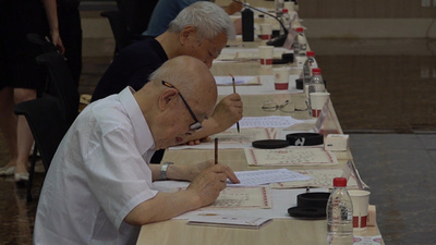 新入学生に教授らが毛筆の入学通知書をプレゼント 中国・西安の大学